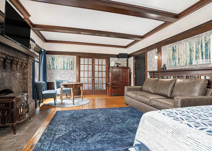 Oak Suite